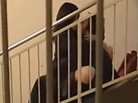 階段でキスしながら対面座位してる学生カップルを盗撮