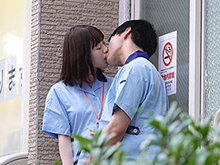 事務所やバックヤードで不倫エッチしまくる年下男子と人妻の職場恋愛